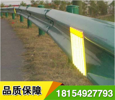 道路輪廊標(biāo)的英文名稱 Delineator，它是沿道路兩側(cè)邊緣設(shè)置、用于顯示道路邊界輪廓、指引車輛正常行駛、具有逆反射性能的一種交通安全設(shè)施，從功能上說，輪廓標(biāo)是一種視線誘導(dǎo)設(shè)